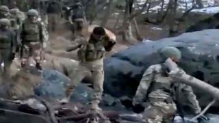 Mehmetçik, kendilerine eşlik eden köpeği omzunda taşıdı