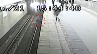 Metro raylarına düşen çocuk ölümden kıl payı kurtuldu