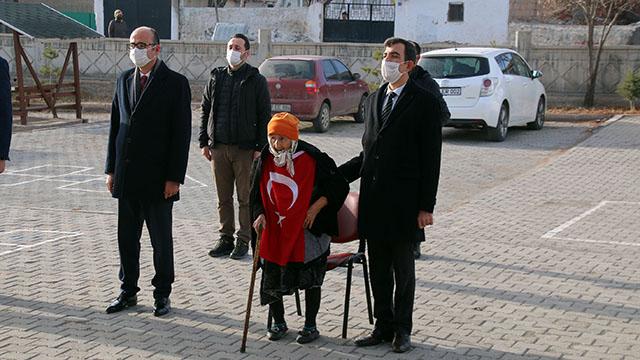 Bakan Selçukun "İstiklal Marşı" çağrısına 96lık nineden destek