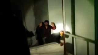 Kısıtlamayı ihlal ettiler, polisi görünce çatıya kaçtılar