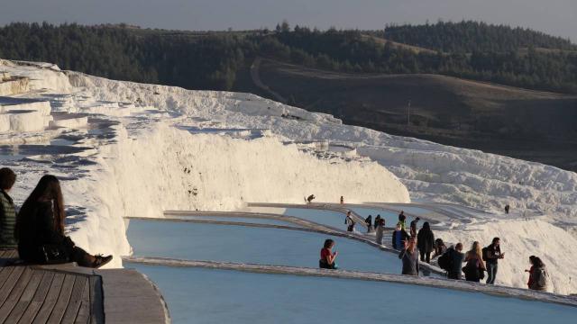 Pamukkale ziyaretçilerini ağırlamaya devam ediyor