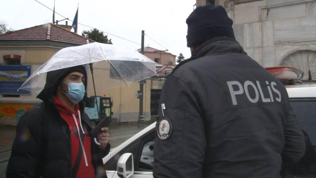 Maskesiz gezen turistlere ceza kesildi