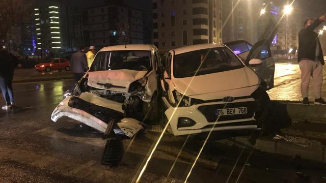 Samsunda otomobil polis aracına çarptı: 3 yaralı