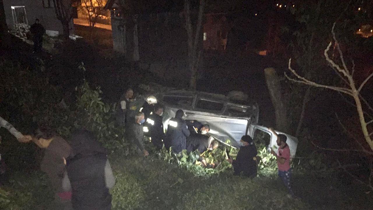 Hafif ticari araç tarlaya devrildi: 2 yaralı