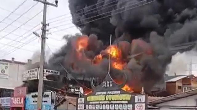 Bursada araç lastik deposunda yangın