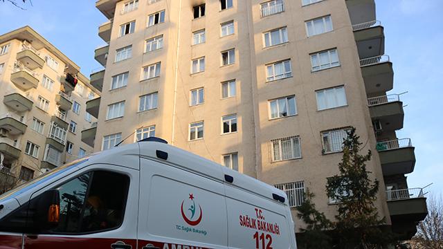 Pastadaki mumu söndürmeyi unutan gençler evi yaktı