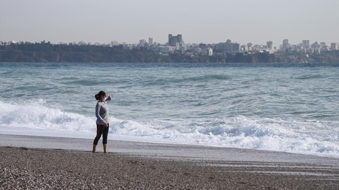 Kent genelinde akşam saatlerinden itibaren etkili olan sağanak ve rüzgar, öğle saatlerinde azaldı.