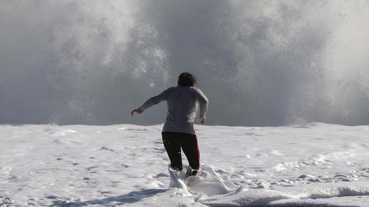 Hava ve deniz suyu sıcaklığının 20 derece kaydedildiği kentte, vatandaşlar Konyaaltı Sahili`ne gitti.