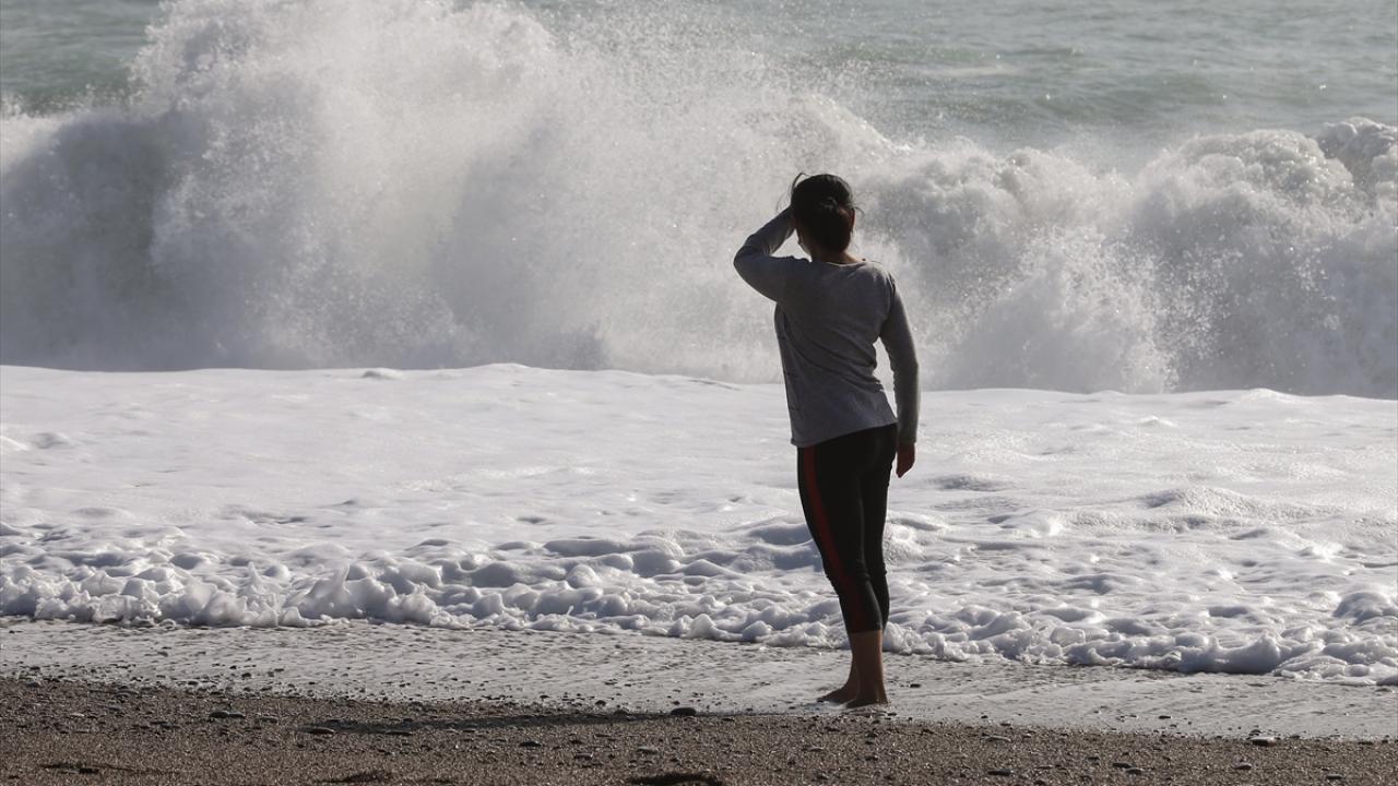 Sahilde yürüyüş yapanların yanı sıra bazı vatandaşlar balık tutmaya çalıştı.