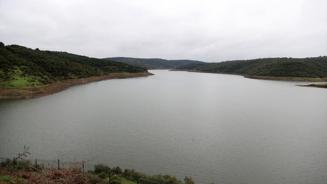 Öte yandan barajlardaki su seviyesi son 15 yılın en düşük seviyesinde olmaya devam ediyor. Bugün 24,66 seviyesinde olan barajlardaki su miktarı, 2008 yılında aynı tarihte yüzde 25,96 seviyesinde yer alıyordu.