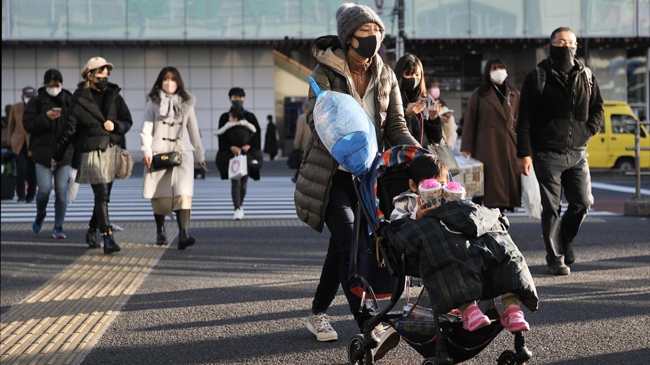 Japonya Başbakanı Suga Yoşihide, düzenlediği basın toplantısında, vaka sayılarında düşüş eğilimi görülmeyen 7 eyaletin daha OHAL kapsamına alındığını söyledi.