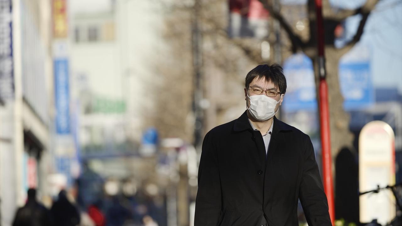 Suga, "Yılbaşından bu yana ciddi bir kriz durumu hakim. Vakalar, metropollerden ülke geneline yayılmadan bu kararı aldık." dedi.