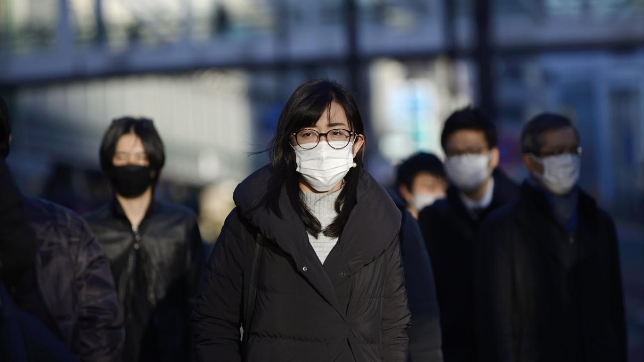 Karara göre, Kanto bölgesinden Toçigi, Kansai bölgesinden Osaka, Hyogo ve Kyoto, Tokai bölgesinden Aiçi ve Gifu, Kyuşu bölgesinden Fukuoka eyaletleri bundan böyle OHAL kapsamında yer alacak. 