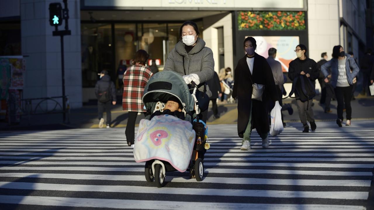 Başkent Tokyo, kuzeyindeki Saitama, doğusundaki Çiba, güneyindeki Kanagawa eyaletinde 8 Ocak’tan bu yana OHAL uygulanırken yeni kararla, bu sayı 11`e yükseldi.