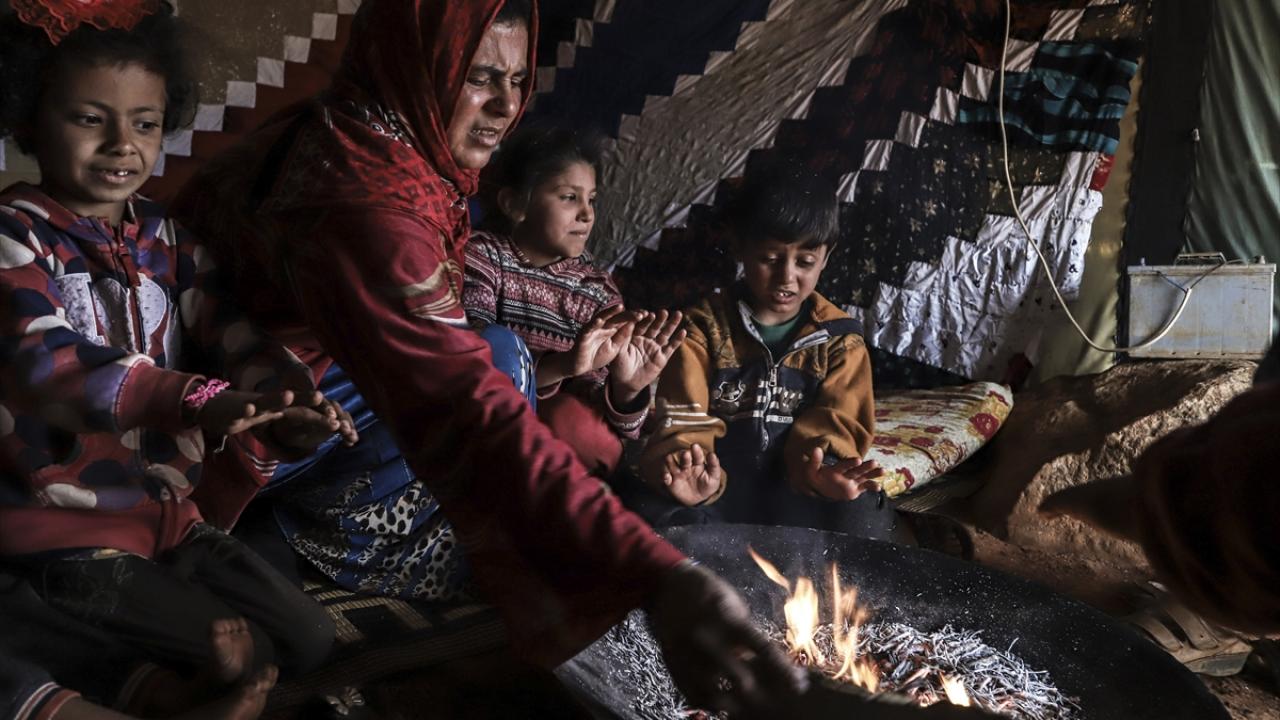 Suriye`de Esed rejimi ve destekçilerinin saldırılarından kaçarak Türkiye sınır hattına sığınan yüz binlerce sivil imkansızlıklar içinde hayata tutunmaya çalışıyor.