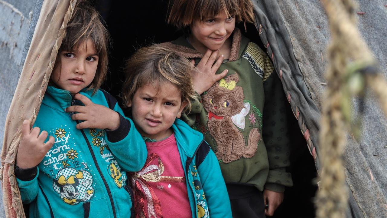 Derviş, "Çadırda yaktığımız maddeler kampta sık sık yangınlara ve insanlarda nefes darlığı ve astım gibi birçok hastalığa yol açıyor." diye konuştu.