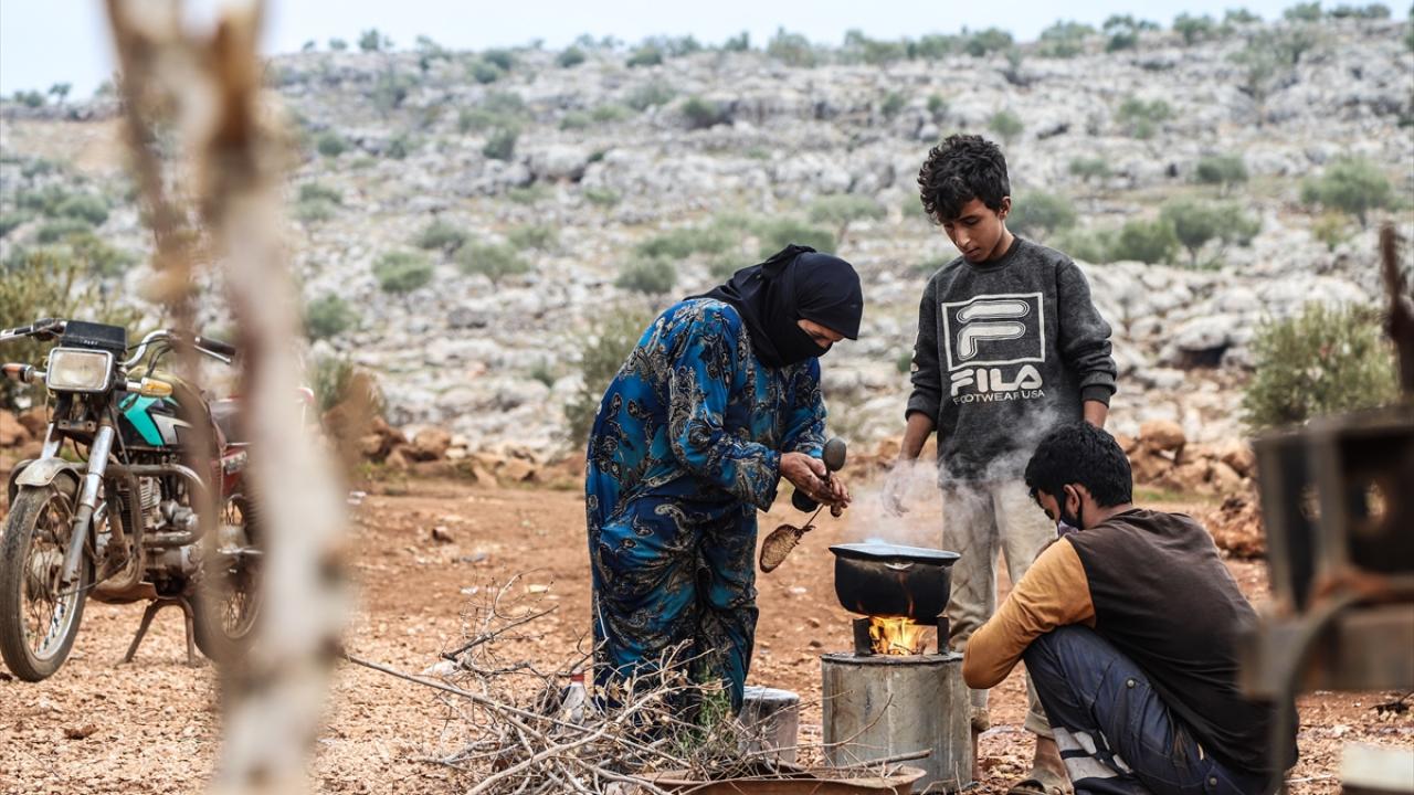 Kampta yaşayan Um Ahmet de "Burada tezek ve plastikle ısınıyoruz. Bu da çocuklarda nefes darlığı ve göğüs hastalıklarına neden oluyor." dedi.