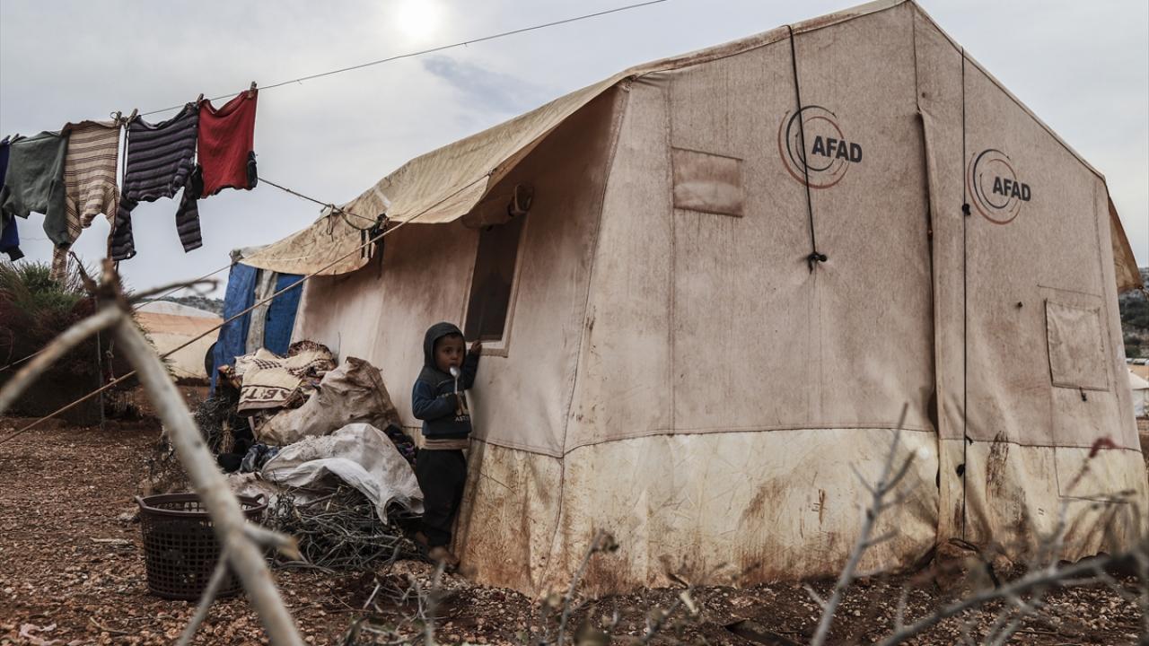 Doktora gidecek parası olmadığını belirten Um Ahmet, "Çocuklarımız sürekli hastalanıyor. Yakacak almaya paramız yok. Bu malzemeyi yakmak zorundayız." ifadelerini kullandı.
