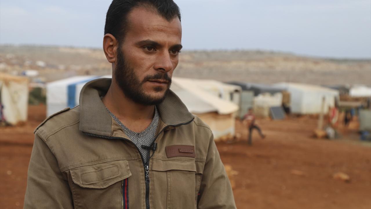 İdlib’in kuzeyindeki Sadaka kampı sorumlusu Ahmet Derviş de yakacak bulunmaması nedeniyle ailelerin, tezek, plastik, ayakkabı, eski elbise ve naylon yakarak ısınabildiklerini belirtti.  