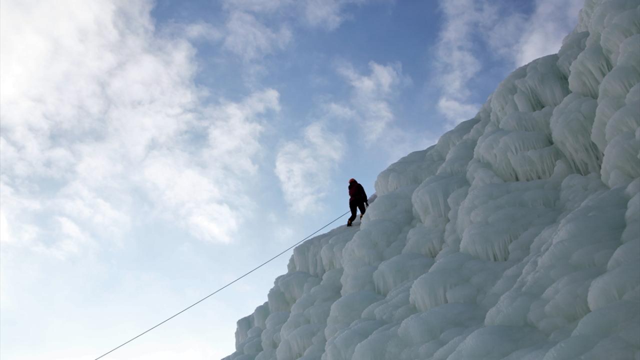 Deniz seviyesinden 3 bin 176 metre yükseklikteki Palandöken`in 2 bin 200 metresindeki güney pistine valilik ve Büyükşehir Belediyesinin girişimleriyle yapılan buz parkı, sporseverleri ağırlamayı sürdürüyor.