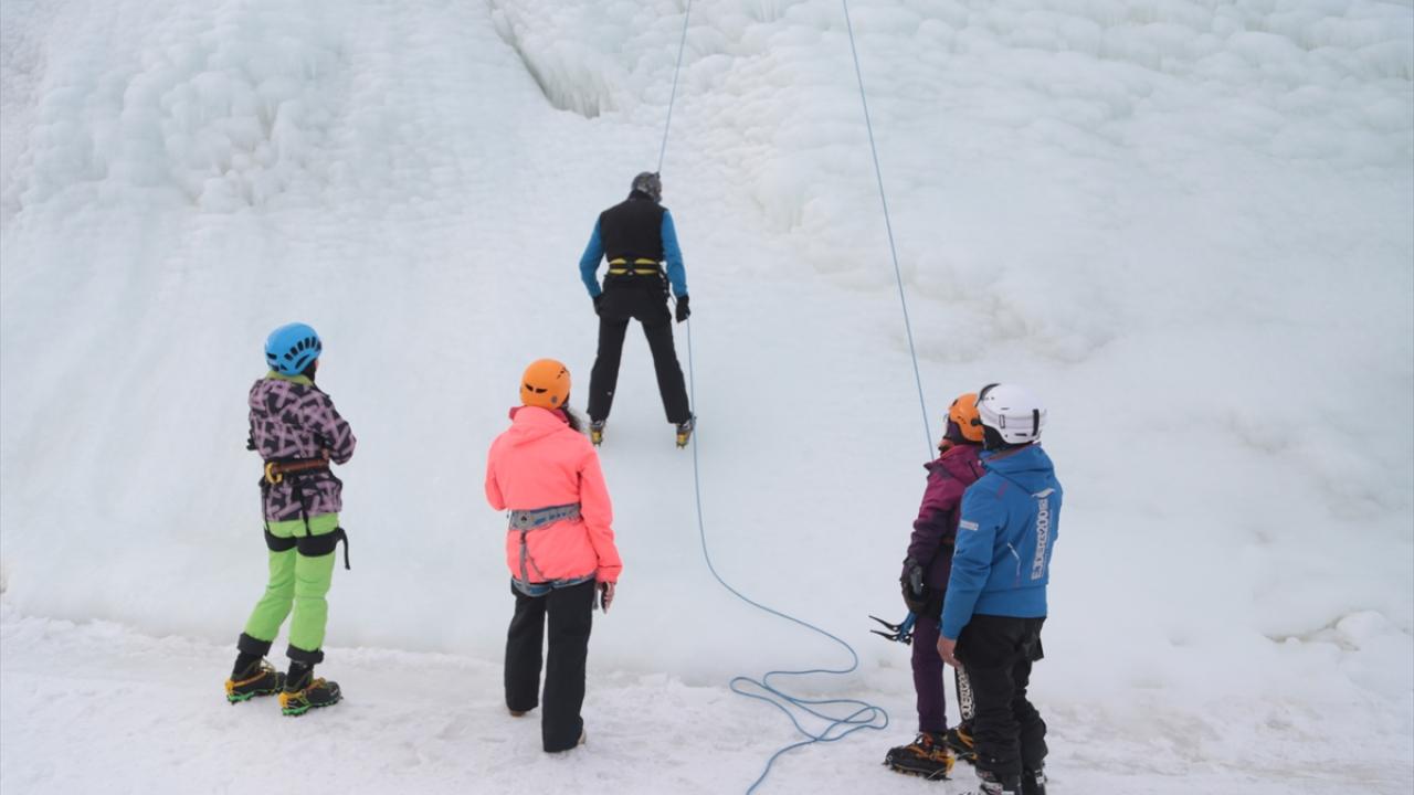 "Buz dağı" şeklindeki park, boru hattıyla taşına suyun hava sıcaklığının sıfırın altına düşmesiyle kısa sürede oluşuyor.