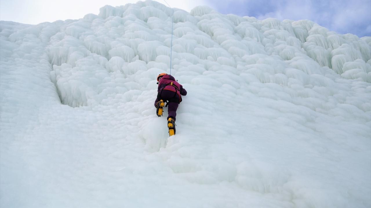 Kayak sezonunun açılmasıyla Palandöken`e gelen adrenalin tutkunu yerli ve yabancı turistler, buz parkında unutulmaz anlar yaşıyor.