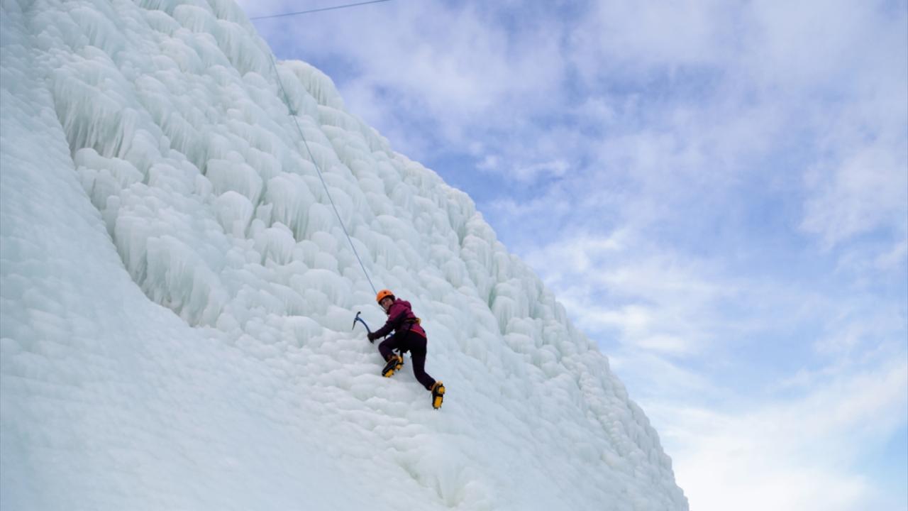 Arama kurtarma görevlisi Rahman Murat Türkmen de buz tırmanışı meraklılarını Palandöken`e beklediklerini söyledi. Türkmen, "Parka, hem buz tırmanışçısı arkadaşlarımızın hem de yerli ve yabancı turistlerin ilgisi var." ifadesini kullandı.