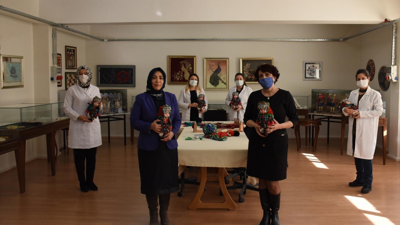 Enstitü müdürü Nilüfer Karakoç, Türk toplumunun çok zengin bir giyim kültürünün bulunduğunu, Bursa`nın da bunda önemli bir yere sahip olduğunu söyledi.