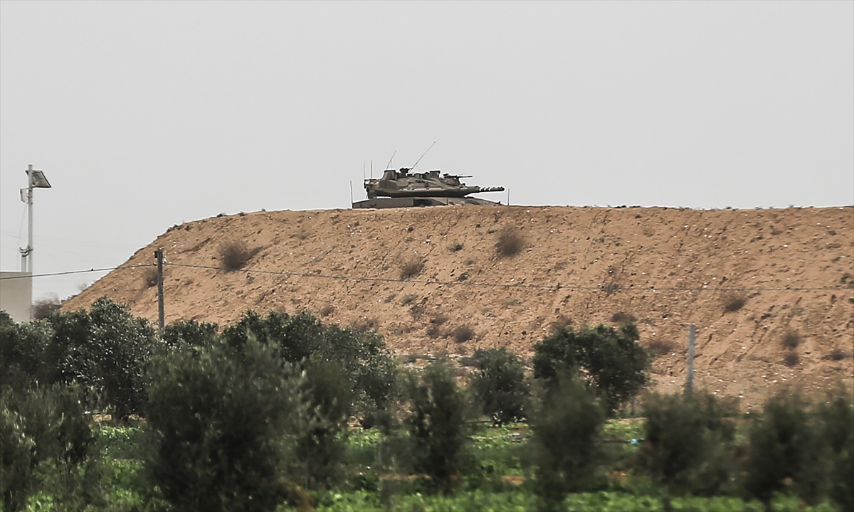 Bölgede bulunan AA muhabiri, olaydan önce İsrail askerlerinin Gazze`nin güneyindeki Han Yunus bölgesinde iş makinalarıyla sınırın Gazze tarafına metrelerce girdiğini ve arazi tesviye çalışmaları yaptığını aktardı.  