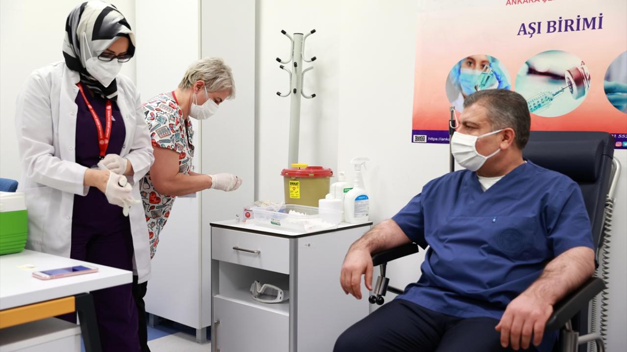 Koca, güvenlik testlerinin bugün itibarıyla tamamlandığını belirterek, Türkiye`ye gelen her aşı için bu güvenlik testlerinin rutin olarak yapıldığını söyledi.