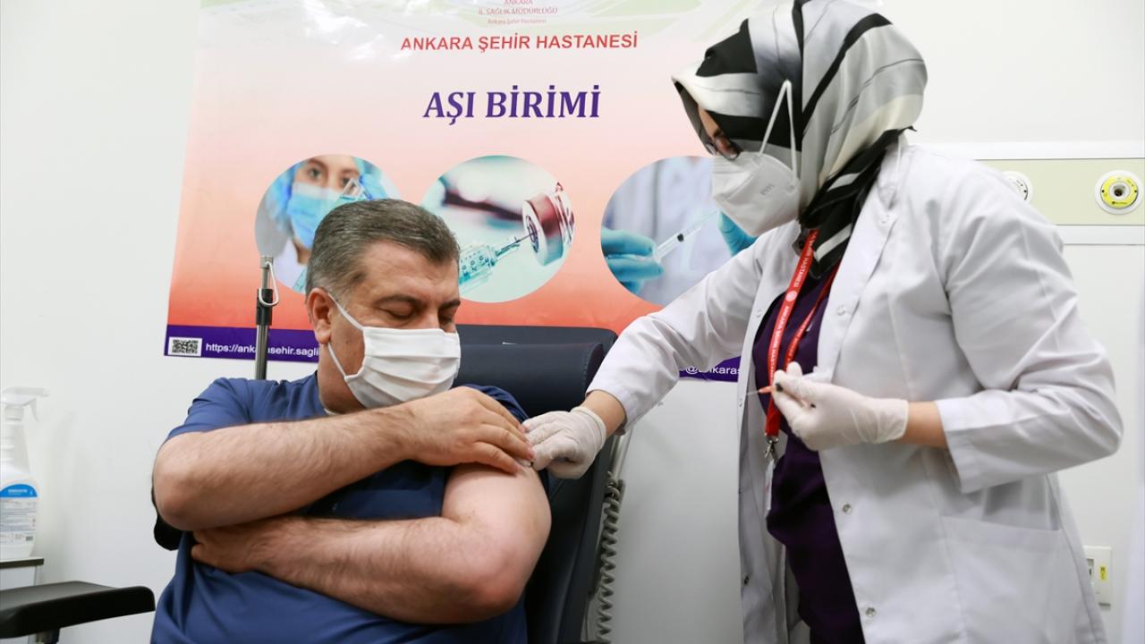 Bakan Koca ve Bilim Kurulu üyeleri canlı yayında aşı oldu