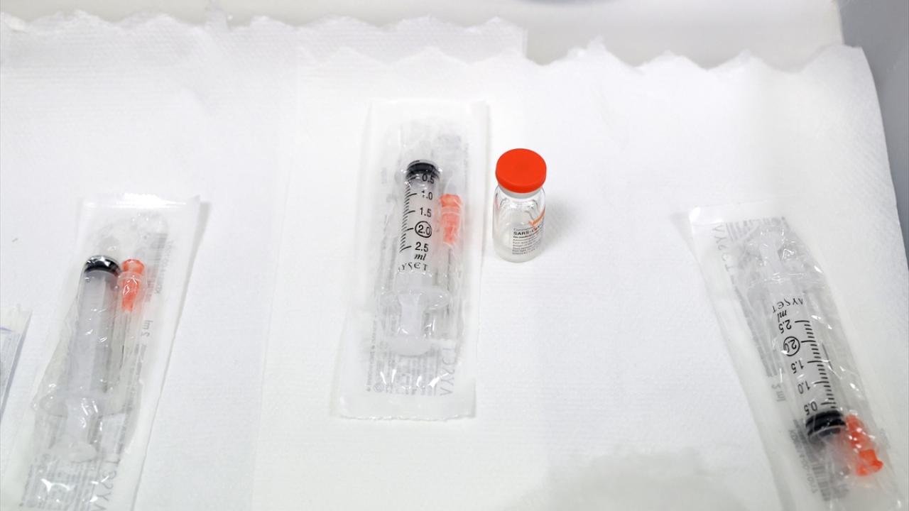 Koronavirüs Bilim Kurulu üyeleriyle geldiği hastanede sağlık görevlilerince aşı yapılan Koca, "Tünelin ucunda ışık göründü demiştim hatırlarsınız, bugün öyle bir gün." dedi.