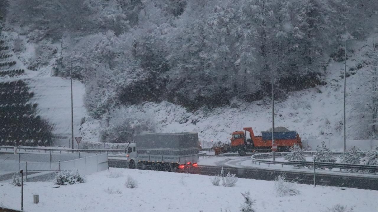 Bölgede iki gündür aralıklarla yağan ve sabaha karşı yeniden başlayan kar, Bolu Dağı`nın Taşaltı, Bakacak ve Karanlıkdere mevkilerinde etkisini artırdı.