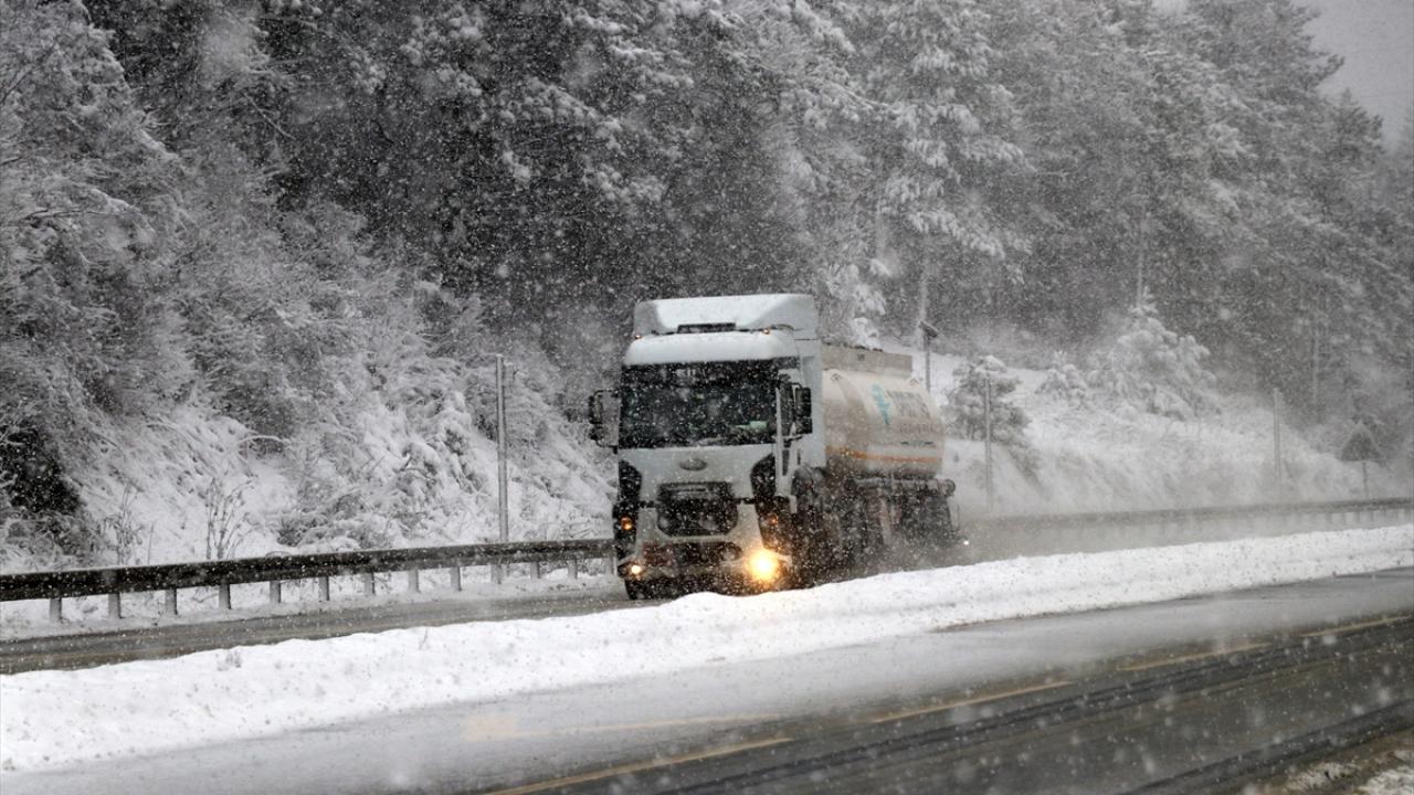 Anadolu Otoyolu`nun Bolu Dağı Tüneli ile D-100 kara yolunu kullanan sürücüler yağış nedeniyle dikkatli ilerliyor.