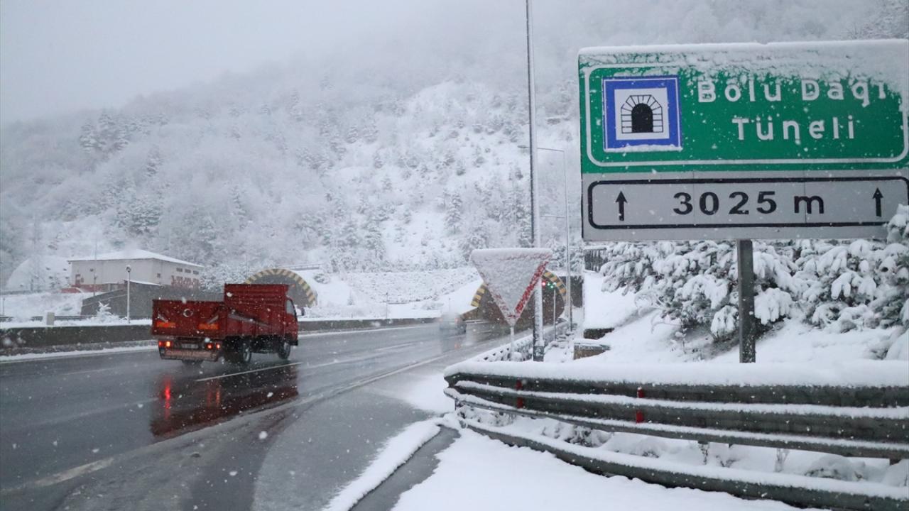 Karayolları ekipleri, kar kalınlığının 20 santimetreye ulaştığı bölgede kar küreme ve tuzlama çalışması yürütüyor.