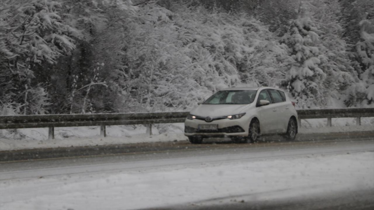 Sürücüleri kar yağışı ve buzlanmaya karşı uyaran trafik polisleri, kış lastiği olmayan araç sürücülerinin Bolu Dağı kesimini kullanmamasını istedi.