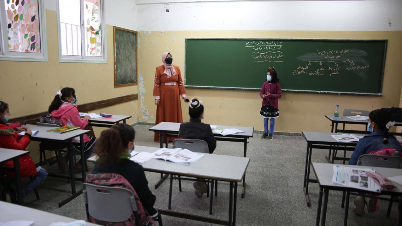 Öğrenciler, maske, sosyal mesafe ve hijyen kuralları çerçevesinde yeniden ders başı yaptı.