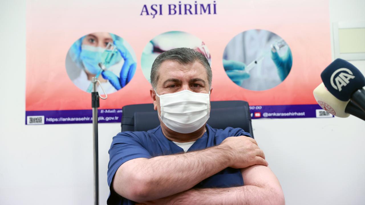 Koca, herkesin mutlaka aşı olması gerektiğinin altını çizerken, "Çünkü bu hastalıktan korunmanın en önemli yollarından biri aşı. Normal, eski hayatımıza dönmek için aşıyı mutlaka yaptırmamız gerekiyor." dedi.