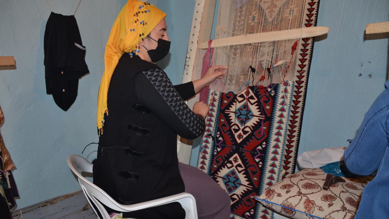 Beytüşşebap ilçe merkez ve köylerinde açılan kilim kurslarında genç kızlar unutulmuş olan jirki kilimini yaşatmaya çalışıyor. 