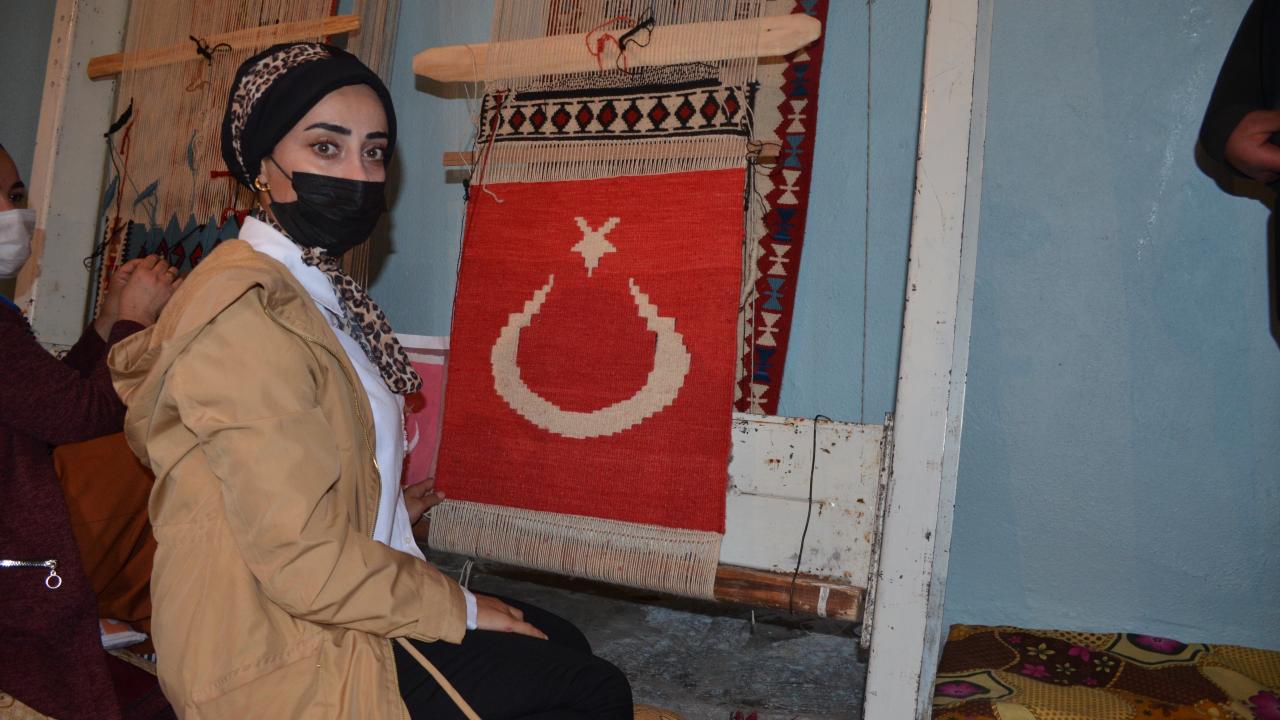Halk Eğitim Merkezi bünyesinde İŞKUR ortaklığındaki eğitimlerde 15`er kişilik kurslar açıldı. Başaran ve Pirinçli köylerinde açılan kurslarda birçok çeşidi olan el emeği göz nuru kilimler, uzun uğraşlar sonucu tamamlanıyor.