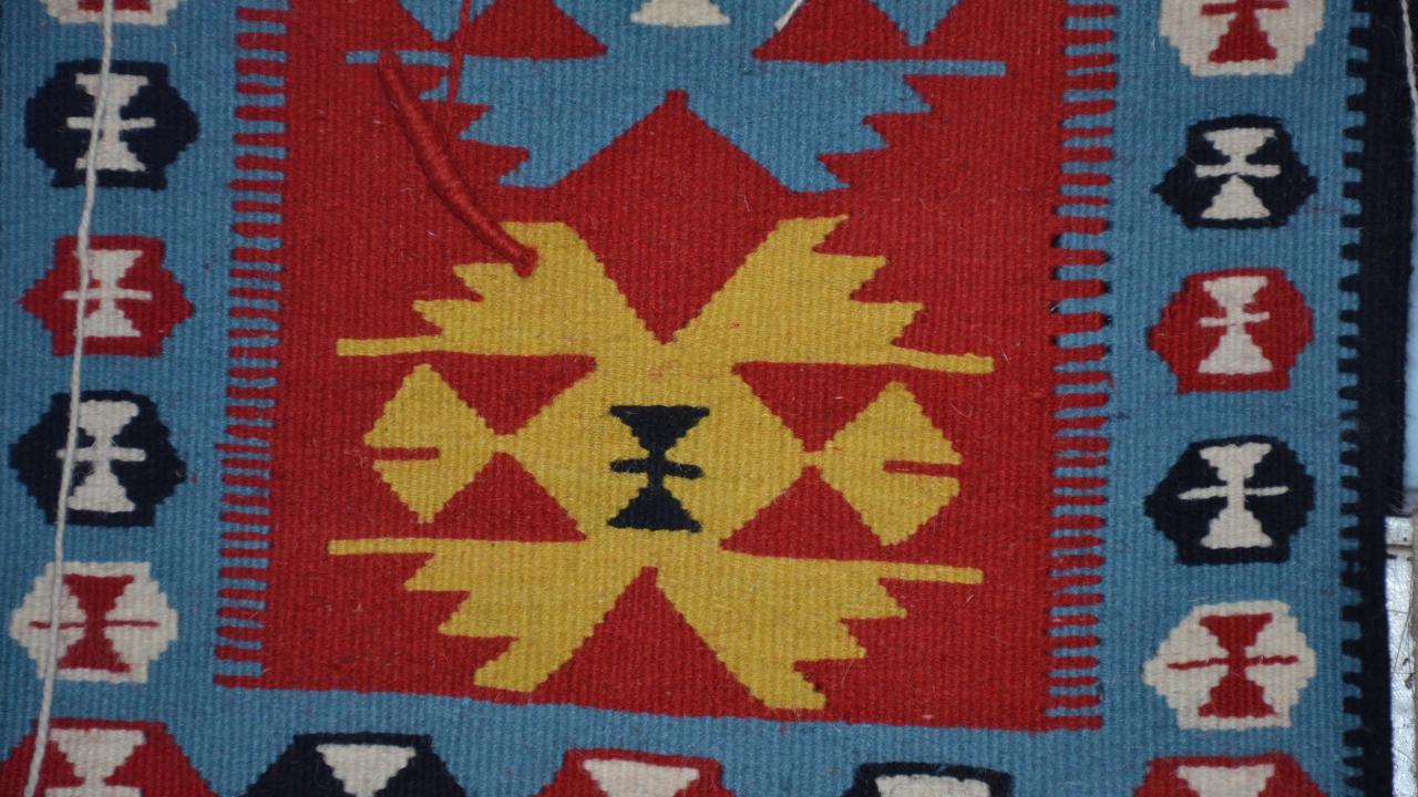 Aile Destek Merkezi koordinatörü Sevilay Ataman kursiyerlerin kilimleri ilmek ilmek örüp sattığını söyledi. 