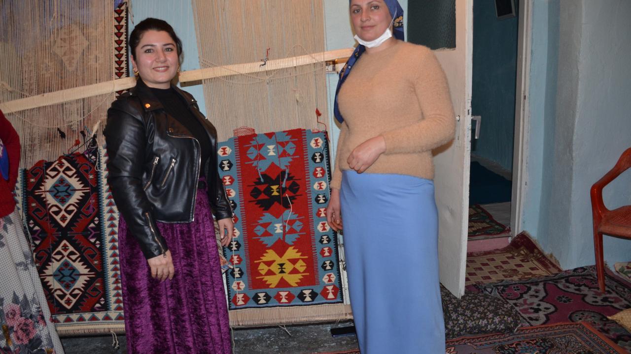 Kursiyerlerden Vahide Özdemir, ay yıldızlı Türk bayrağı motifli kilimi 1 ayda tamamladığını söyledi. Özdemir, "Köyümüzde kurs açıldı. Biz de buraya gelip eğitim alıyoruz. Emeği geçenlere teşekkür ederiz" şeklinde konuştu.
