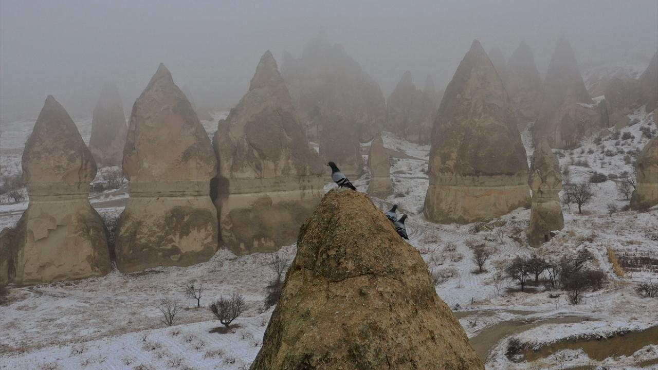 UNESCO Dünya Kültür Mirası Listesi`ndeki Kapadokya`da, akşam saatlerinde başlayan kar yağışının ardından peribacaları ve doğal kaya oluşumlarıyla kaplı vadiler eşsiz güzelliğe büründü.