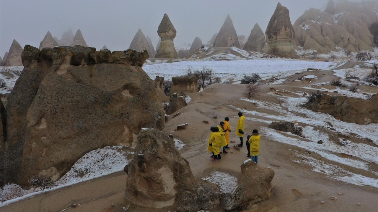Beyaz örtüyle cezbedici görünüme kavuşan bölgede etkili olan sis, turistlere masal diyarını aratmayan manzara sundu.