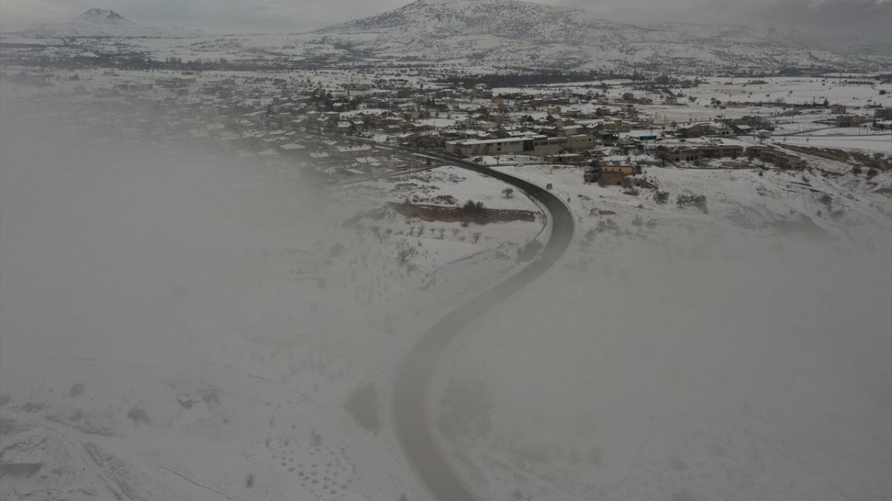 Uçhisar Kalesi çevresinde gezinti yapan Endonezyalı turist Chiristina Nanda, ülkelerinde kar yağmadığı için Kapadokya`da unutamayacağı bir sürprizle karşılaştığını belirtti.