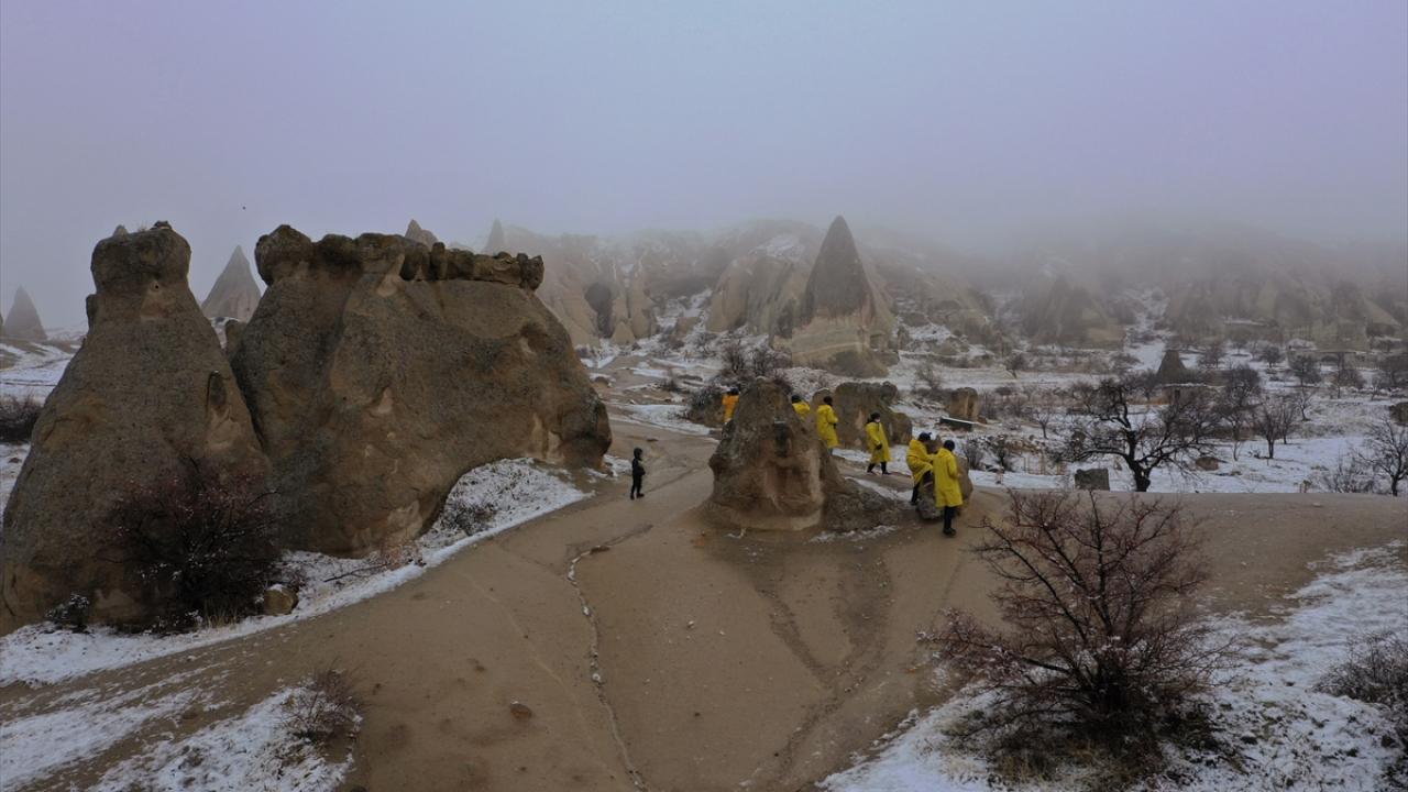 Turist rehberi Nurven Yuvarlak da Kapadokya`nın, doğayla iç içe ve kendine özgü bir yapıya sahip olduğunu, konuklarına her mevsim ayrı manzara sunduğunu kaydetti.