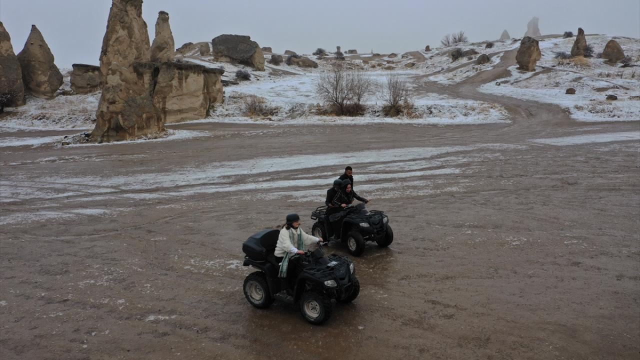 Bazı turistler doğal kaya oluşumları arasında yürüyüş yaparken bazıları da arazi araçlarıyla dolaştı.