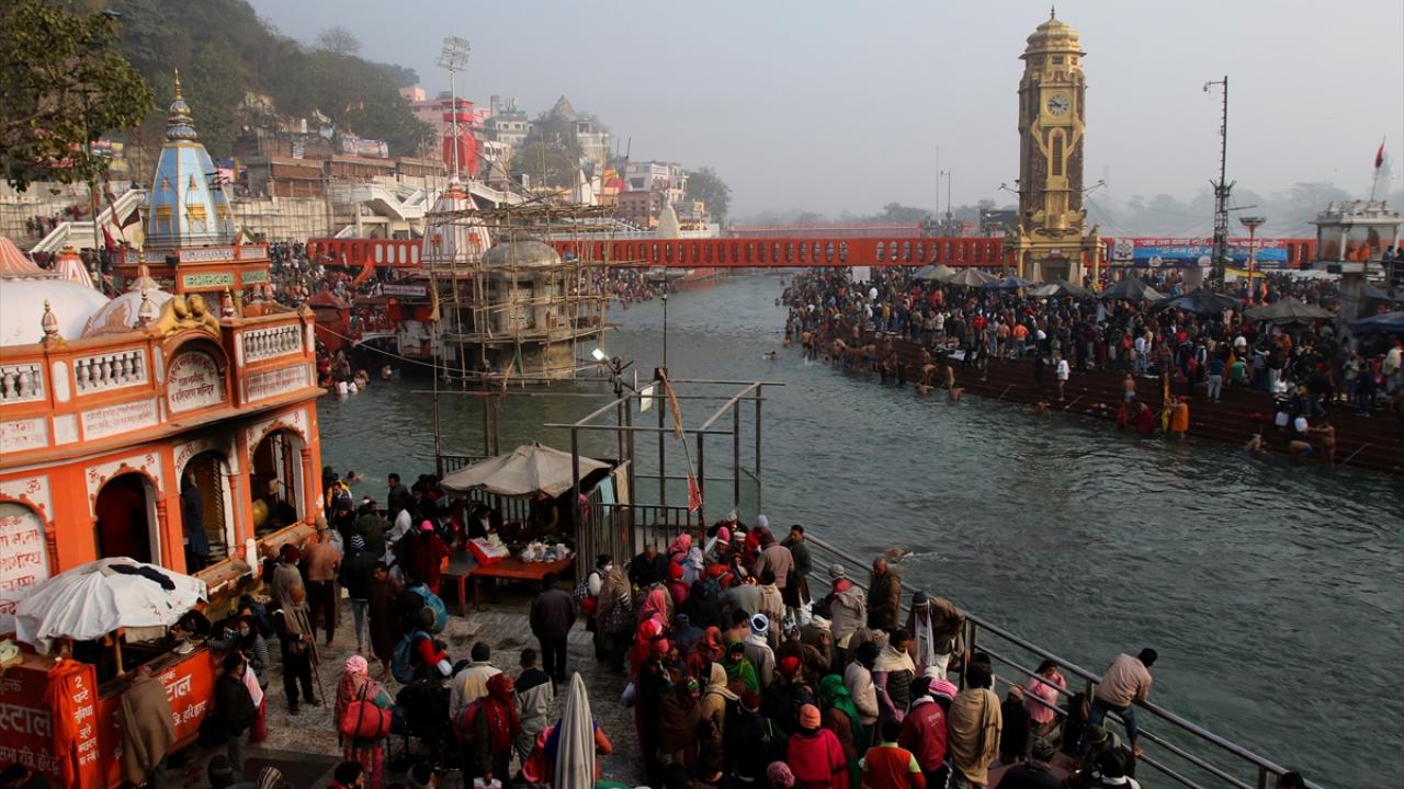 Binlerce Hindu, Haridvar şehrine gelip Ganj Nehri`ne girerek kutlamalara başladı.