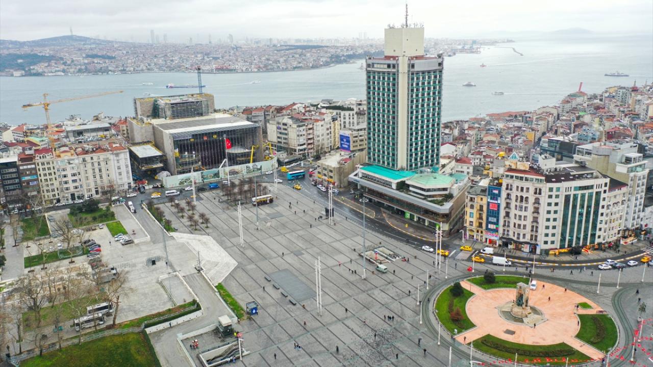 Kaba inşaatı tamamlanan AKM`nin, Taksim Meydanı`ndan gözüken fin cephe yapımına başlandı.