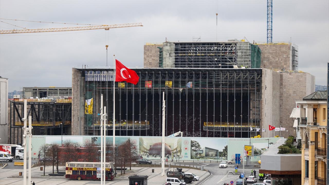 AKM`nin iç mekanlarındaki ince iş, asma tavan, cam bölme, cam doğrama, yer kaplama hazırlıklarına hızlı bir şekilde devam ediliyor. 